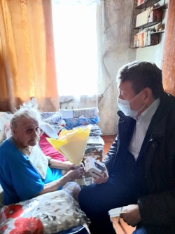 Владимир Дмитриев вручил ветерану мобильный телефон и памятный подарок